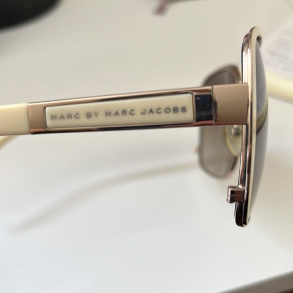 Marc by Marc Jacobs Oversized Cream Retro Sunglasses - Picture 11 of 12
